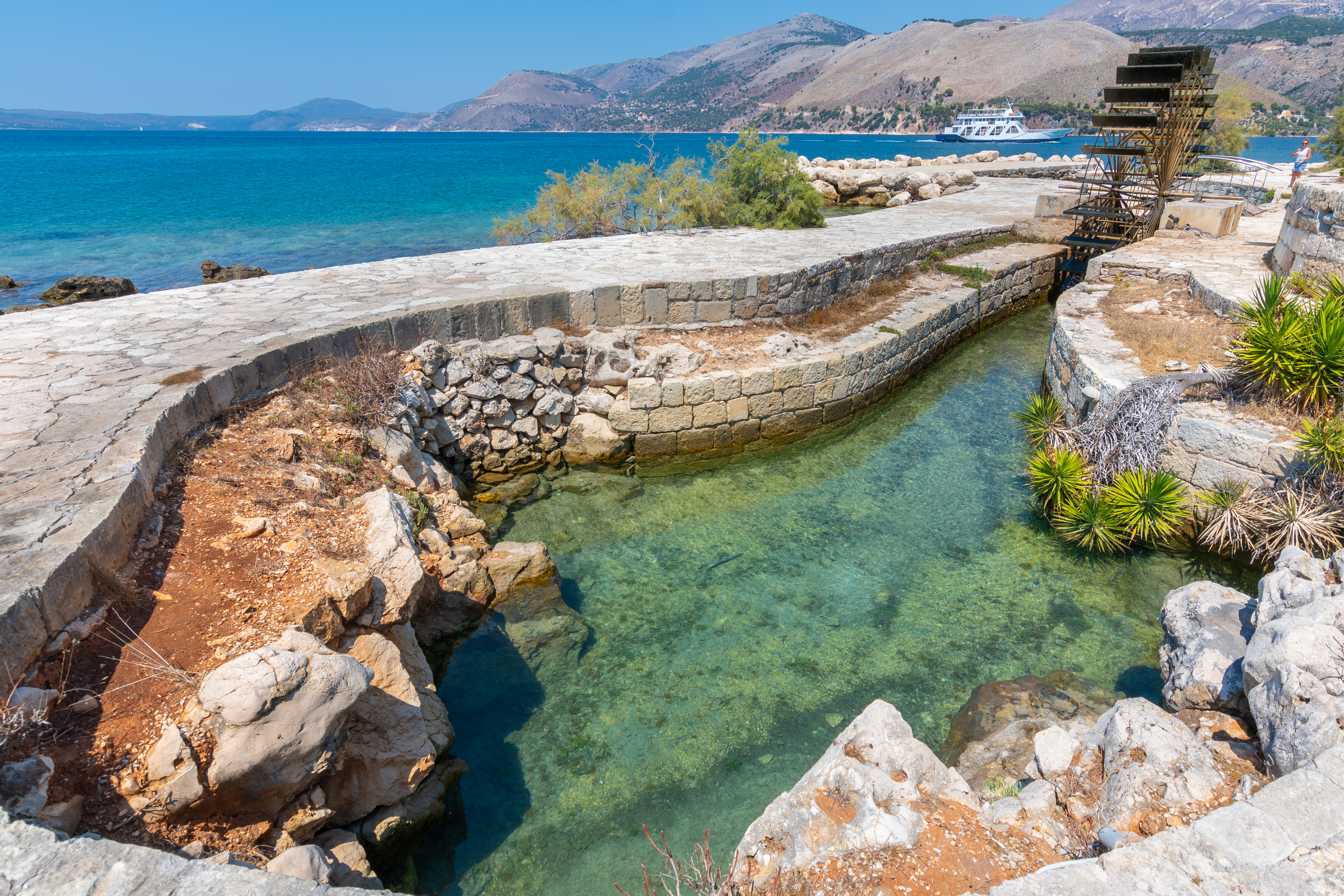 Μία από τις καταβόθρες και η φτερωτή του υδρόμυλου 