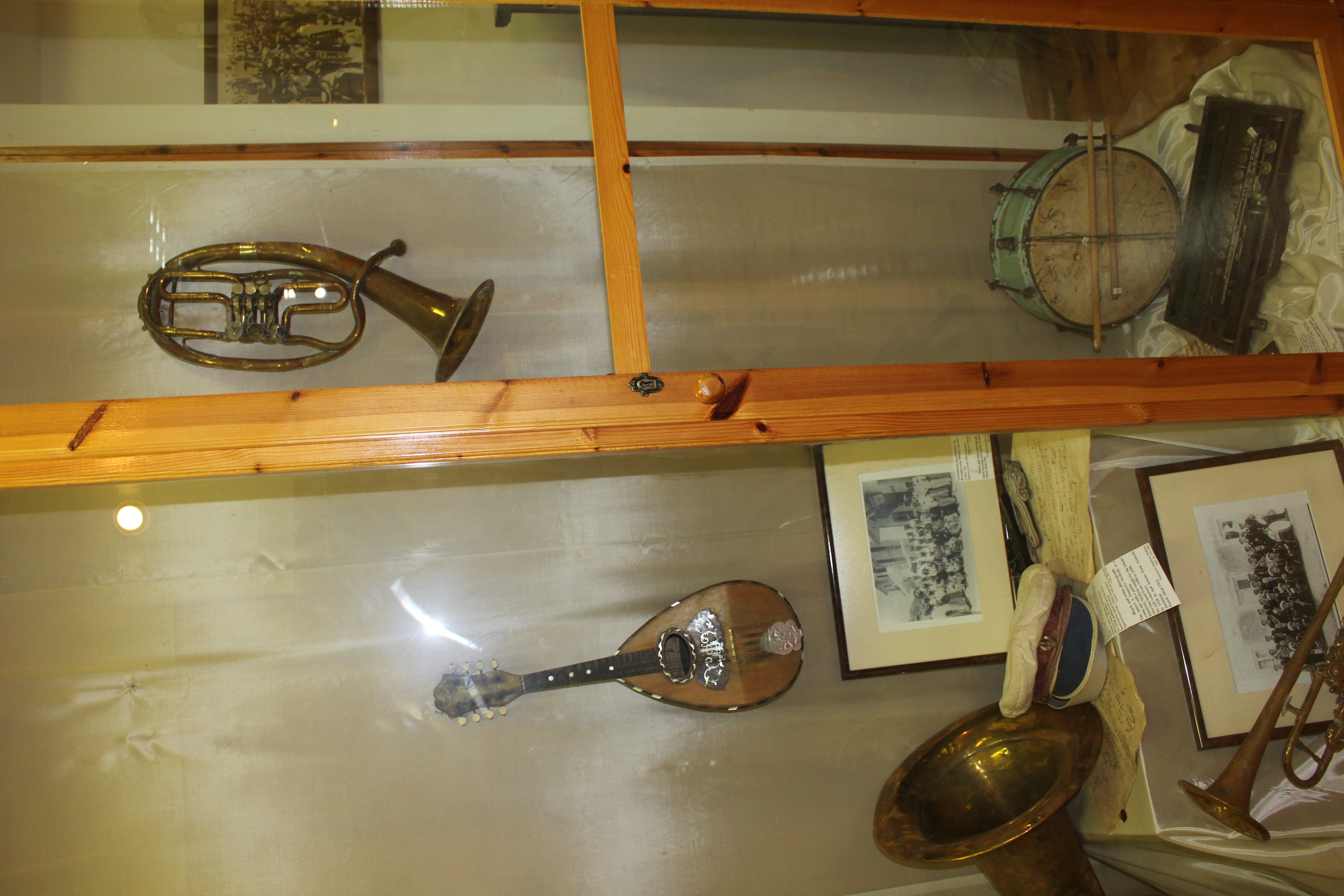 εκθέματα από τη μουσική παράδοση του νησιού, Ναυτικό &amp; Λαογραφικό Μουσείο