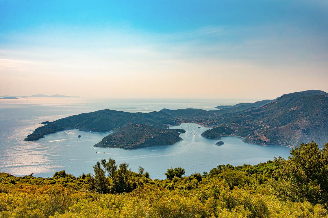 Η έντονη γεωμορφολογία της Ιθάκης μπορεί να παρατηρηθεί από θέσεις θέας